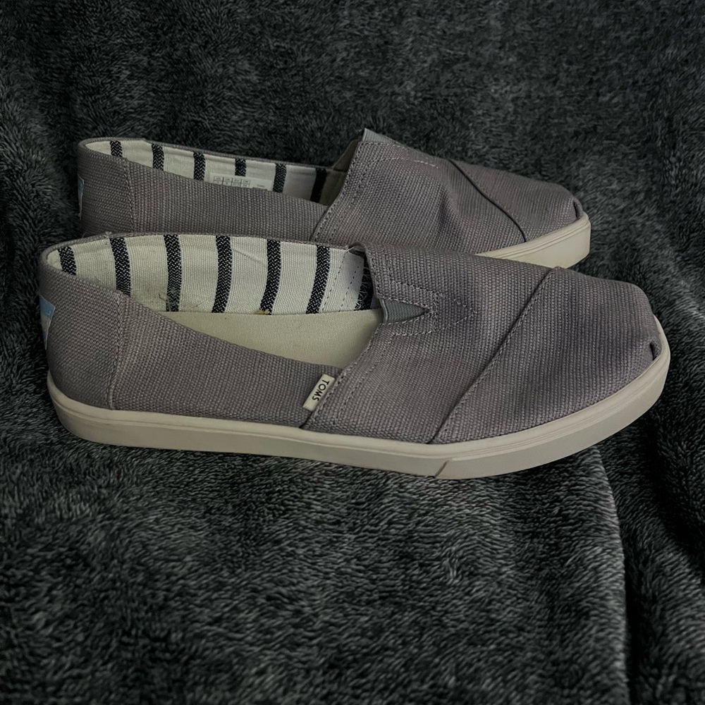 TOMS size 7